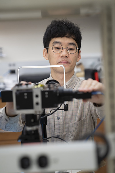 Sang Mok Park working in the lab